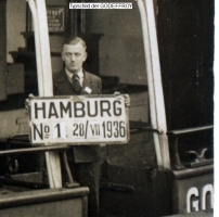 1936-07-28-godeffroy-mit-typschild-im-hintegrund-klein-a 1936-07-28-godeffroy-mit-typschild-im-hintegrund-klein-a