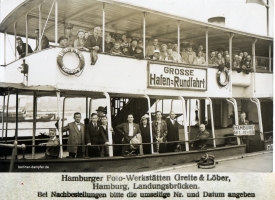 1936-07-28-godeffroy-mit-typschild-im-hintegrund-klein 1936-07-28-godeffroy-mit-typschild-im-hintegrund-klein