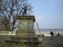 2005-03-24-bernd-huebner-mit-dem-osterhasen-auf-dem-sockel