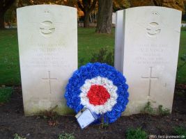 2005-berlin-war-cemetery-12-klein