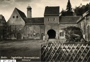 1961-11-30-jagdschloss-mit-wildschweinplastik-klein