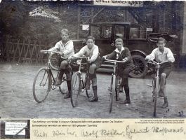 1929-ca-onkel-toms-huette-4-jungs-fahrraeder-opel-blitz-klein