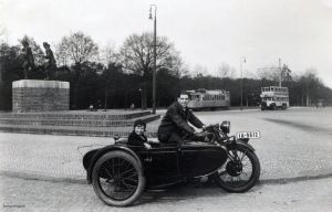 1935-ca-d-rad-vor-skulptur-laeufer-klein 1935-ca-d-rad-vor-skulptur-laeufer-klein