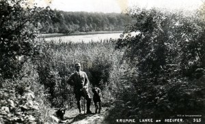 1931-07-05 Krumme lanke Mann mit zwei Hunden klein a