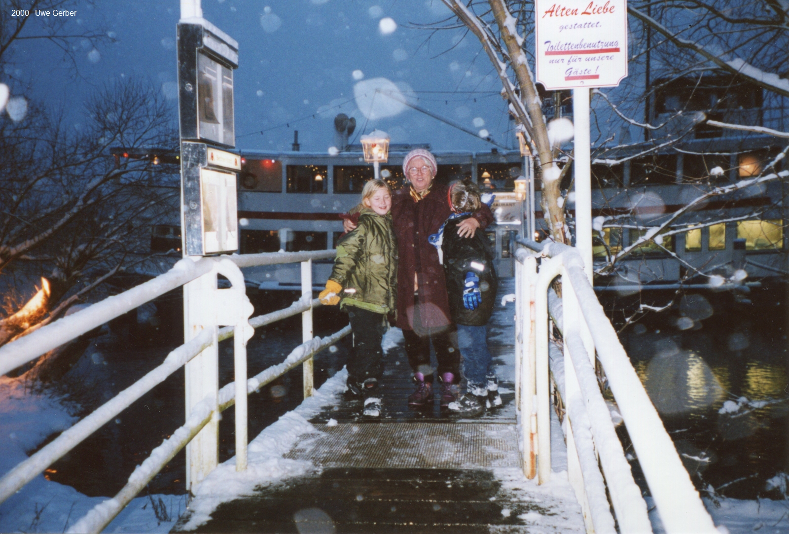 2000-12 Oma, Caro und Tobi vor Alter Liebe klein